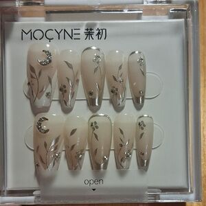 MOCYNE Moon and Floral Nail Set